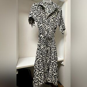 NWOT Blush Black and White Abstract Midi Dress